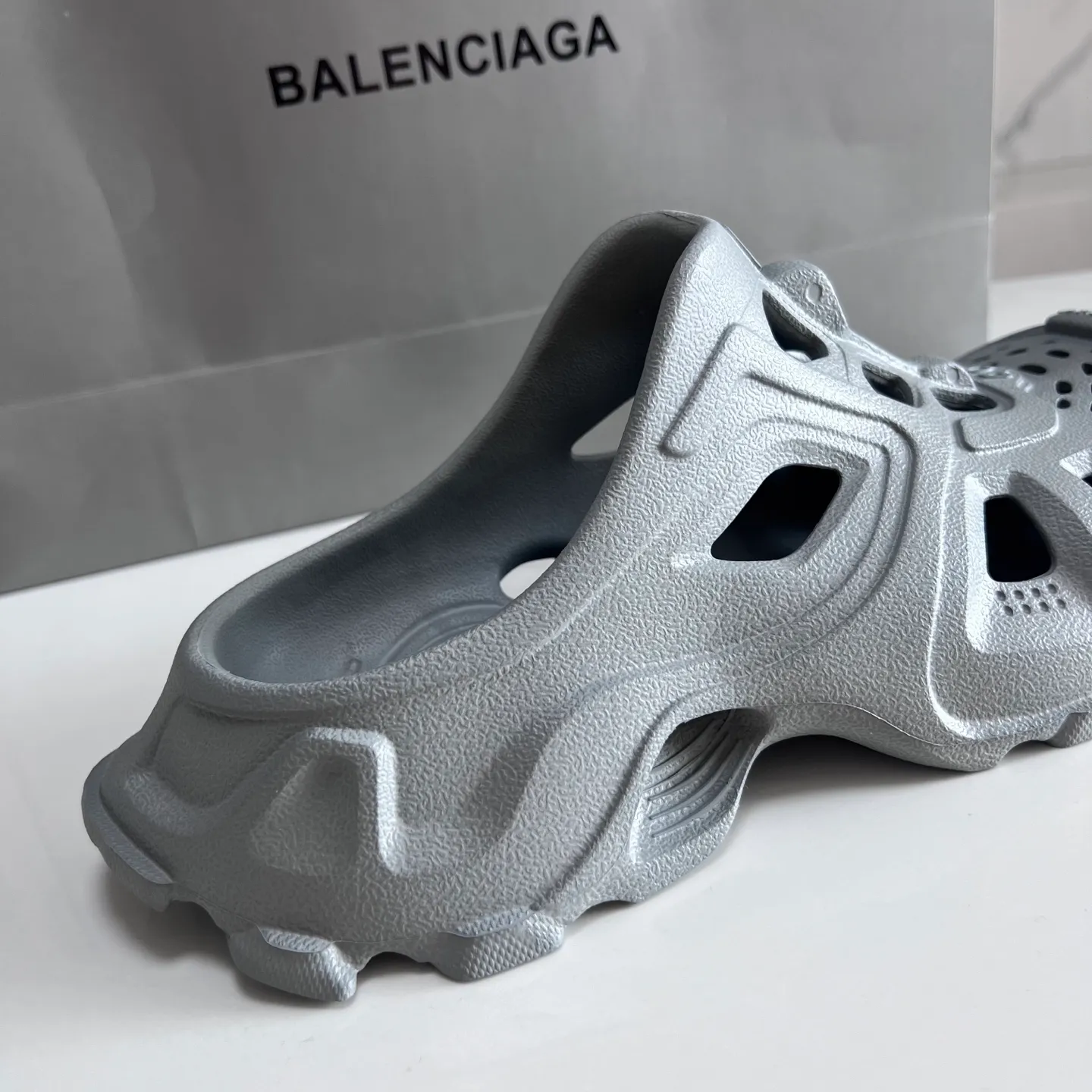 👟👟Ex-factory price 380👟👟 Balenciaga must-have beach shoes for summer: Men's and women's shoes are made of ultra-light 95% (injection molding) EVA plastic, 5% foam plastic foam cushioning material #Ultra-lightweight one-piece foam shoe mold ❗ New summer product, French high-end luxury brand - Balenciaga BALENCIAGA 3XL Rubber Low Top Sneakers 3XL version series summer beach wading versatile trendy lace-up casual sports hole sandals. Size: 35-46